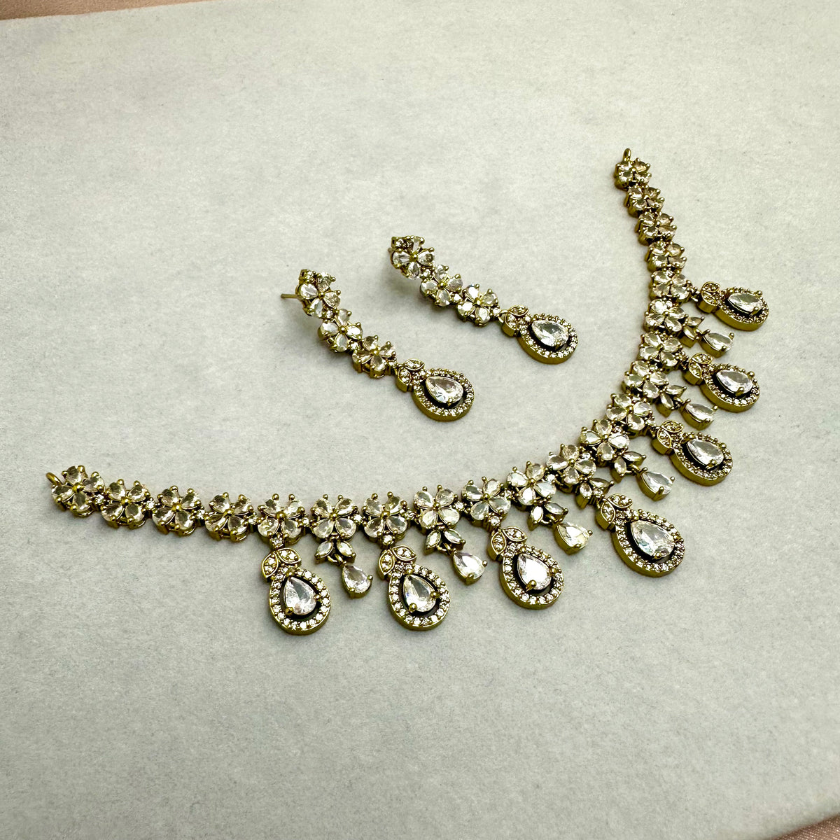 Antique Kundan Necklace Set